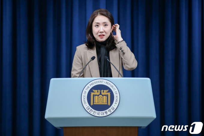 김수경 대통령실 대변인이 10일 오후 용산 대통령실 브리핑룸에서 한미일 안보실장 회의와 윤석열 대통령의 네덜란드 국빈 방문 의의·목적과 관련해 브리핑을 하고 있다. 2023.12.10/뉴스1 ⓒ News1 안은나 기자