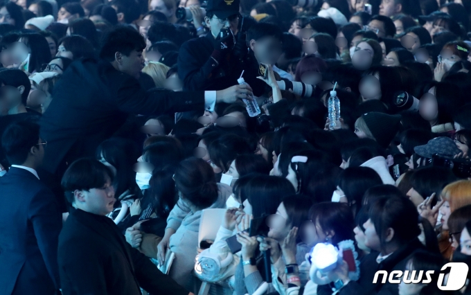 [사진] 꽉 찬 객석, 물 건네는 관계자