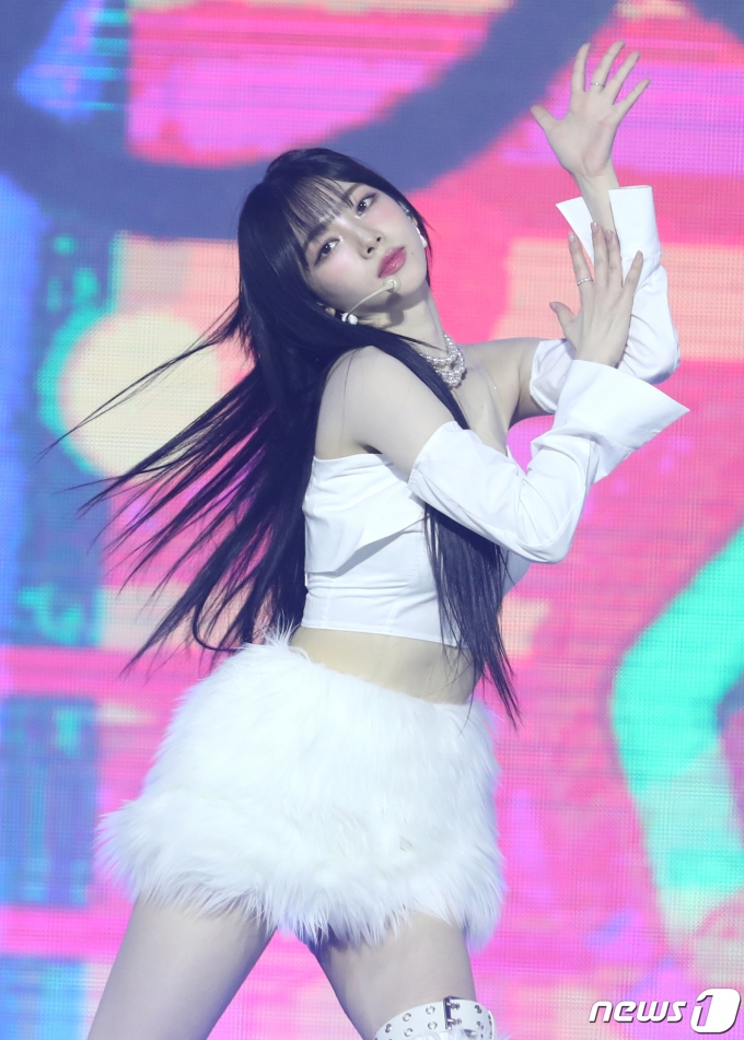 [사진] 에스파 카리나, 춤추는 바비인형