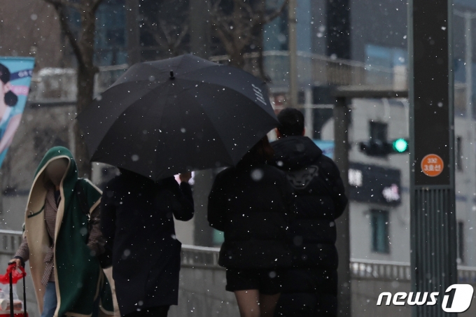전국 곳곳에 눈이 내리는 29일 오후 서울 중구 장충체육관 인근에서 우산을 쓴 시민들이 발걸음을 재촉하고 있다. 2023.11.29/뉴스1 ⓒ News1 이동해 기자