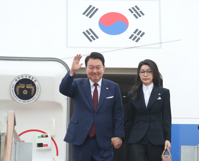 윤석열 대통령이 11일 네덜란드 국빈 방문에 나선다. 사진은 사우디아라비아·카타르 순방을 마치고 귀국한 윤 대통령과 부인 김건희 여사가 지난 10월26일 경기 성남 서울공항에 도착해 공군 1호기에서 내리며 손을 흔드는 모습. /사진=뉴시스