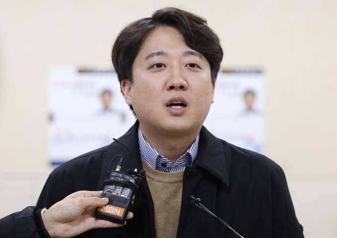 이준석 전 국민의힘 대표가 내년 1월 안으로 신당 창당을 매듭짓겠다고 밝혔다. 사진은 이 전 대표가 지난 6일 서울 노원구 광운대학교에서 강연에 앞서 취재진 질의에 답변하는 모습. /사진=뉴스1