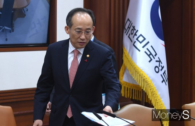 [머니S포토] 경제안보공급망 관계장관회의 참석하는 추경호 부총리