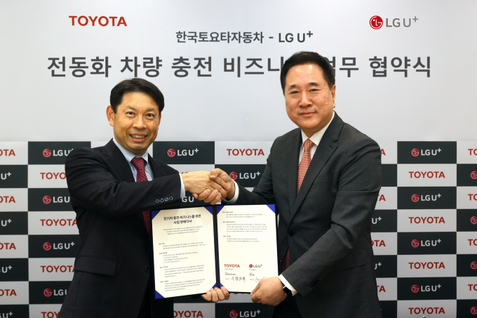 LG유플러스는 한국토요타자동차와 함께 멤버십 서비스 개발, 충전기 설치 등 국내 전기차 충전 인프라 확대를 위한 업무협약(MOU)을 체결했다고 11일 밝혔다. 사진은 한국토요타자동차 본사에서 현준용 LG유플러스 EV충전사업단장(오른쪽)과 나카하라 토시유키 한국토요타자동차 전무가 기념사진을 촬영하는 모습. /사진=LG유플러스