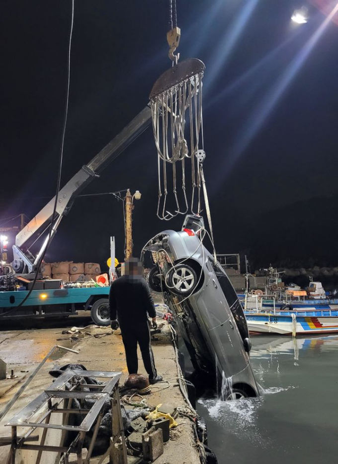 부산에서 승용차와 행인이 잇달아 해상에 추락하는 사고가 벌어졌지만 운전자와 행인 모두 해경이 무사히 구조했다. 사진은 바다로 추락한 차량을 인양하는 모습. /사진=뉴시스(부산해경 제공)