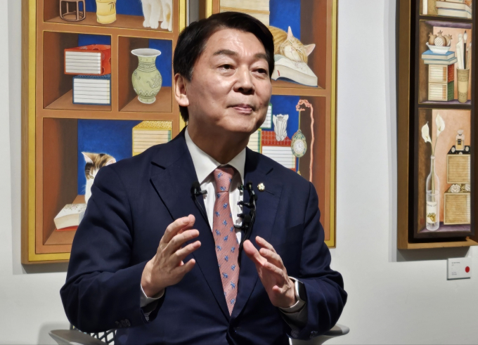 안철수 국민의힘 의원이 내년 총선에 대해 "55~60석이 되는 것은 아닌지 밤에 잠이 오지 않는다"며 김기현 국민의힘 대표와 당 지도부에게 총선 승리 대안을 제시하라고 촉구했다. 사진은 안 의원이 지난 6일 대구 남구 대명동의 한 복합문화공간에서 열린 기자간담회에서 발언하는 모습. /사진=뉴스1