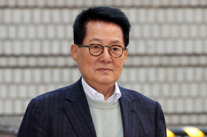 박지원 전 국가정보원장이 이재명 더불어민주당 대표와 이낙연 전 민주당 대표의 대립에 대해 "이재명 대표는 소통이 필요하고 이낙연 전 대표는 협력이 필요하다"고 평가했다. 사진은 박 전 원장이 지난 8일 서울 서초구 서울중앙지방법원에서 열린 '서해 피격 사건 은폐 시도 및 월북몰이 혐의' 관련 15차 공판에 출석하는 모습. /사진=뉴시스