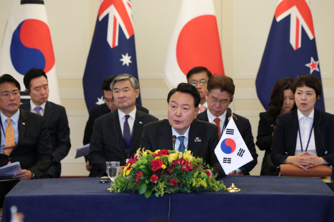 북대서양조약기구(NATO·나토)에 주재하는 8개국 상주 대표들이 오는 13~15일 방한해 인도·태평양 지역 내 안보 상황을 협의한다. 사진은 윤석열 대통령이 지난 7월12일(현지시각) 리투아니아 빌뉴스의 한 호텔에서 열린 AP4(한국·일본·호주·뉴질랜드) 정상회동에서 발언하는 모습. /사진=뉴스1(대통령실 제공)