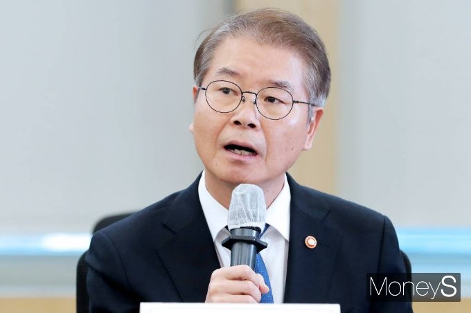 이정식 고용노동부 장관이 지난달 24일 서울 중구 서울지방고용노동청에서 열린 공정한 노동시장, 차별없는 일터 조성 '정규직 근로자 차별해소를 위한 금융업 간담회'에서 발언을 하고 있다. /사진=임한별 기자