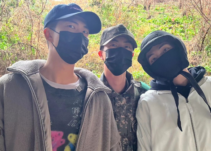 그룹 방탄소년단 멤버 진이 뷔와 RM의 입대를 함께했다. /사진=진 인스타그램