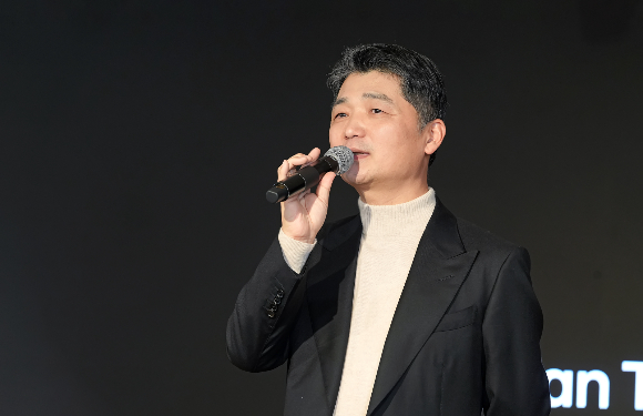 김범수 카카오 창업주 겸 경영쇄신위원장은 지난 11일 판교에 위치한 카카오 '아지트'에서 오후 2시부터 3시30분 동안 직원들과의 대화를 갖고 근본적인 변화를 주도하겠다고 밝혔다. /사진=카카오 