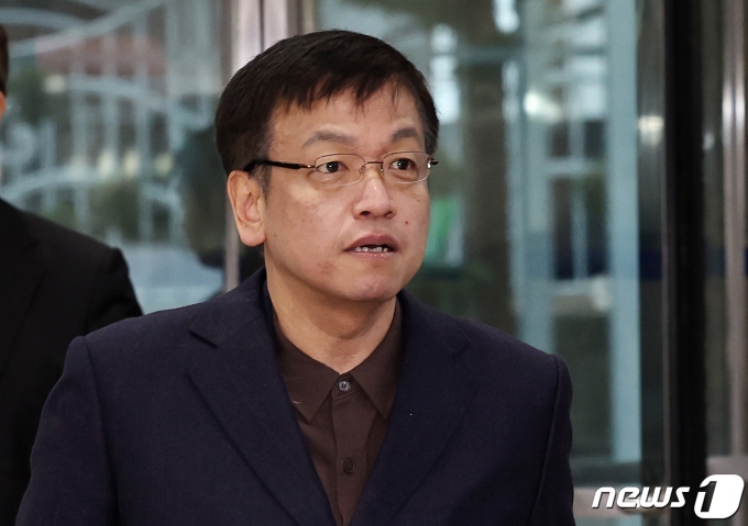 최상목 경제부총리 겸 기획재정부 장관 후보자가 8일 오전 서울 중구 예금보험공사에 마련된 인사청문회 준비 사무실로 출근하고 있다. 2023.12.8/뉴스1 ⓒ News1 구윤성 기자