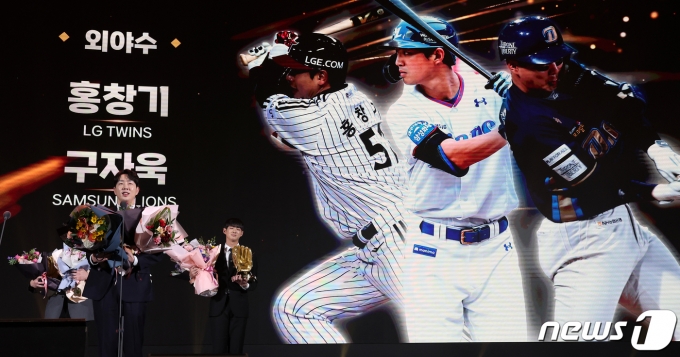 박건우(NC 다이노스)가 11일 오후 서울 강남구 코엑스에서 열린 ‘2023 신한은행 SOL KBO 골든글러브 시상식’에서 외야수 부문 골든글러브를 수상한 뒤 소감을 말하고 있다. 2023.12.11/뉴스1 ⓒ News1 김진환 기자