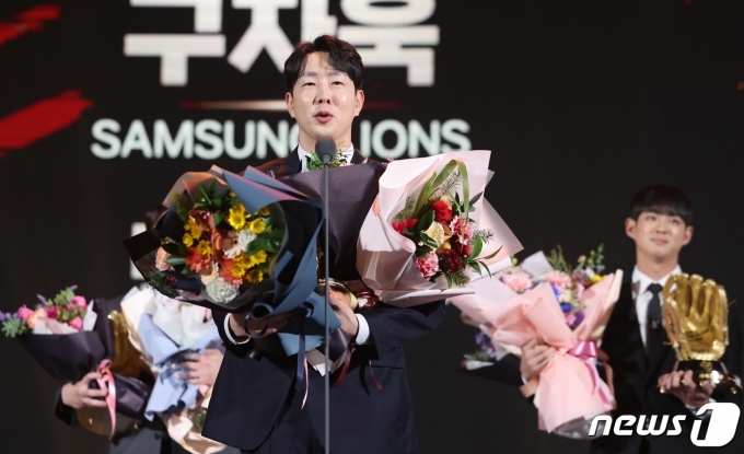 박건우(NC 다이노스)가 11일 오후 서울 강남구 코엑스에서 열린 ‘2023 신한은행 SOL KBO 골든글러브 시상식’에서 외야수 부문 골든글러브를 수상한 뒤 소감을 말하고 있다. 2023.12.11/뉴스1 ⓒ News1 김진환 기자