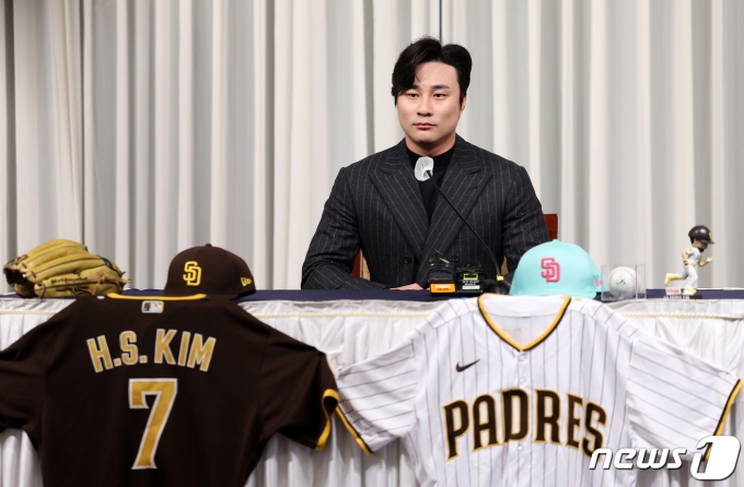 역대 한국인 선수 최초로 메이저리그(MLB) 내셔널리그 유틸리티 야수 부문 골든글러브를 수상한 샌디에이고 파드리스의 김하성이 20일 서울 강남구 청담동 호텔리베라에서 열린 공식 기자회견에서 취재진 질문을 경청하고 있다. 2023.11.20/뉴스1 ⓒ News1 김진환 기자