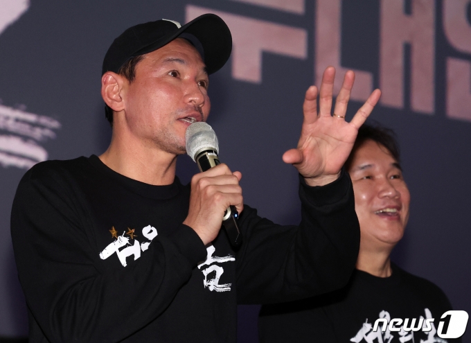 [사진] '전두광 역' 황정민, 1000만까지 함께 해요!