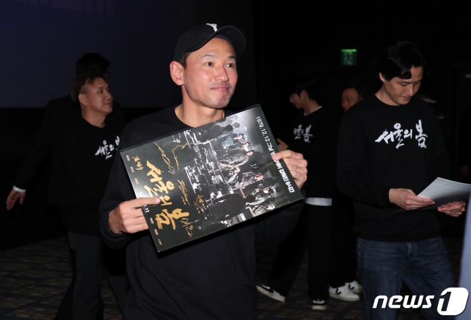 [사진] '전두광' 황정민, 팬들을 더 가까이 만나러 가요