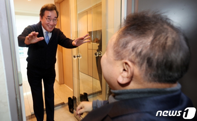 이낙연 전 더불어민주당 대표가 11일 오후 서울 종로구 사무실에서 이상민 무소속 의원과 회동을 마치고 배웅을 하고 있다. (공동취재)2023.12.11/뉴스1 ⓒ News1 박세연 기자