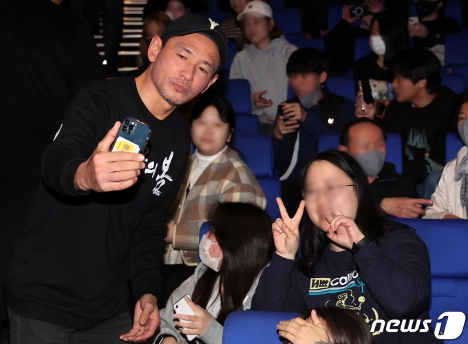 [사진] '전두광' 황정민, 팬과 즐거운 셀카