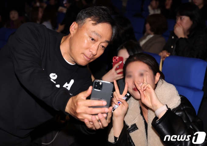 [사진] 이성민, 완벽한 팬서비스