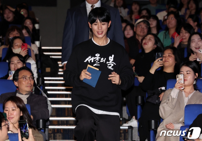 [사진] '정해인에 시선집중'