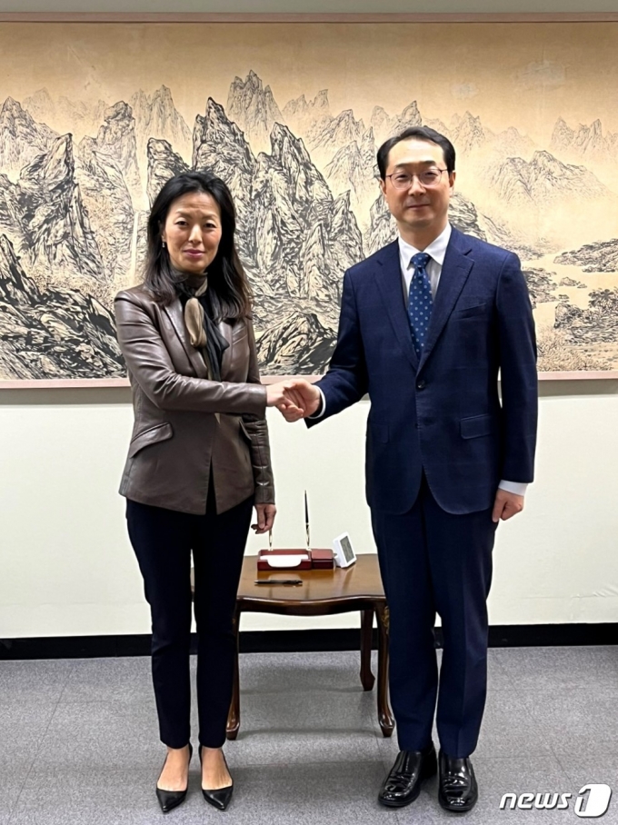 김건 외교부 한반도평화교섭본부장이 11일 정 박 미국 대북특별부대표와 접견했다. (외교부 제공) 2023.12.11./뉴스1