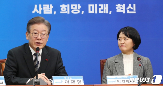 이재명 더불어민주당 대표가 11일 오전 서울 여의도 국회에서 열린 1호 인재영입식에서 발언을 하고 있다. 더불어민주당 인재 영입 1호 인사로는 환경단체에서 기후변화 관련 활동을 펼쳐온 여성 법률가 박지혜 변호사가 낙점됐다. 2023.12.11/뉴스1 ⓒ News1 임세영 기자