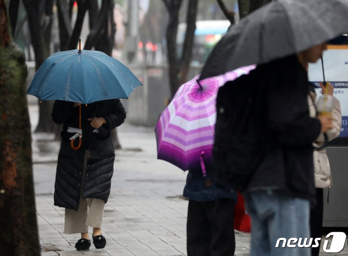 겨울비가 내리는 11일 부산 해운대구 벡스코 인근에서 우산을 쓴 시민들이 발걸음을 옮기고 있다. 2023.12.11/뉴스1 ⓒ News1 윤일지 기자