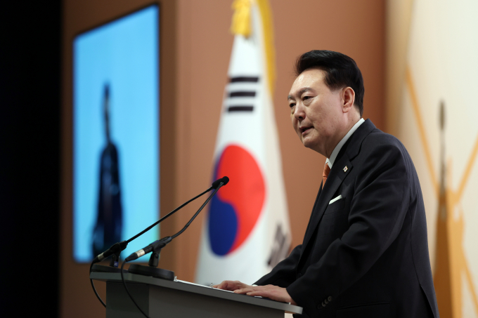 윤석열 대통령은 12일(현지시각) 네덜란드 첨단 반도체 장비 독점기업 ASML 본사를 방문한다. 사진은 네덜란드를 국빈 방문한 윤 대통령이 지난 11일(현지시각) 암스테르담 한 호텔에서 열린 동포 만찬간담회에서 격려사를 하는 모습. /사진=뉴시스(공동취재) 