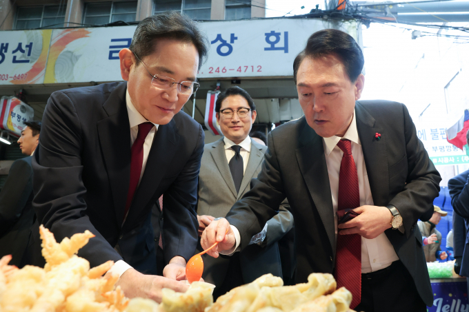 이재용 삼성전자 회장이 부산 깡통시장에 방문했을 당시 '쉿' 하는 익살스러운 포즈를 취하는 사진이 화제가 된 가운데 당시 상황이 공개됐다. 사진은 지난 6일 이 회장과 윤석열 대통령이 부산 중구 깡통시장을 방문해 분식을 시식하는 모습. /사진=뉴스1(대통령실 제공)
