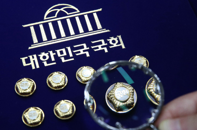 내년 총선에 출마할 예비후보자 등록이 12일 시작됐지만 국회는 선거구는 물론 비례대표제 협의에 이르지 못해 '깜깜이 선거'로 룰 없는 총선 시작을 알렸다. /서잔=뉴스1