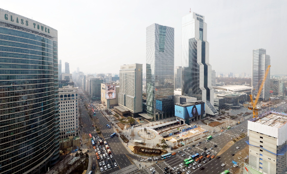 14일 KB경영연구소가 발표한 '2023년 4분기 KB상업용부동산 시장 리뷰'에 따르면 올해 상업용 부동산 거래량은 경기 불확실성 증가와 금리 상승에 따른 이자 부담 등의 영향으로 2021년을 정점으로 감소세가 지속되고 있으며, 비수도권을 중심으로 매매가격 하락세가 두드러졌다. 오피스의 경우 고금리와 경기 둔화로 투자 수요는 위축됐으나 임대시장은 견고한 흐름을 유지하고 있다./사진=뉴시스