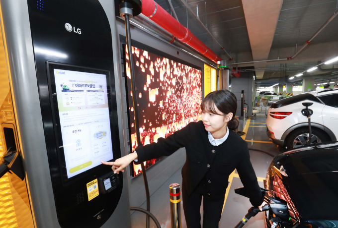 LG전자가 국내 대형 유통업체 이마트와 손잡고 전기차 충전소 구축에 나선다고 밝혔다. 사진은 모델이 트레이더스 홀세일 클럽에 마련된 전기차 충전소에서 LG전자 충전기를 이용해 차를 충전하는 모습./사진=LG전자 제공
