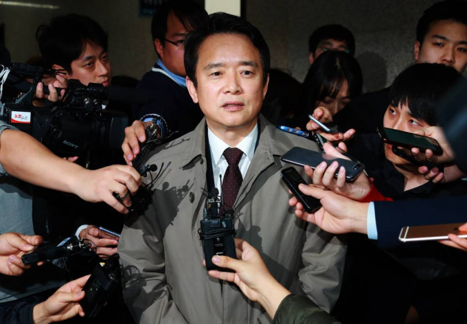 남경필 전 경기지사가 장남에 대한 형 확정을 속전속결로 해 줄 것 간청했다. 사진은 지난 2018년 1월9일 서울 여의도 국회에서 열린 바른정당 의원총회에 잠시 참석한 뒤 원내대표실을 나서며 취재진의 질문에 답하는 남경필. /사진= 머니투데이