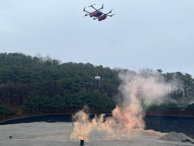 성남시(시장 신상진)는 14일 금곡동 매립장에서 '2023년 드론 실증도시 구축사업' 중 하나인 화재 진압용 드론에 대한 시연회를 개최했다. / 사진제공=성남시