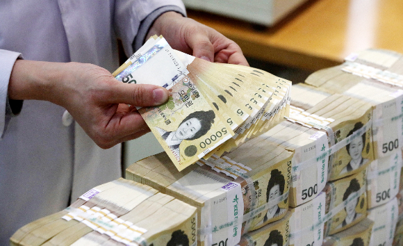 보험사들이 약관대출 금리 인하 등을 골자로 한 상생금융방안을 추진한다./사진=뉴스1