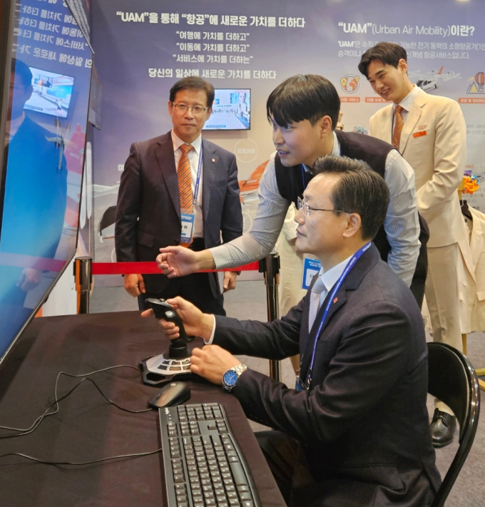 ‘2023 제주 국제 UAM·드론 컨페스타’ 에서 김이배 제주항공 대표이사가 제주항공 전시부스를 방문하고 있다. /사진=제주항공
