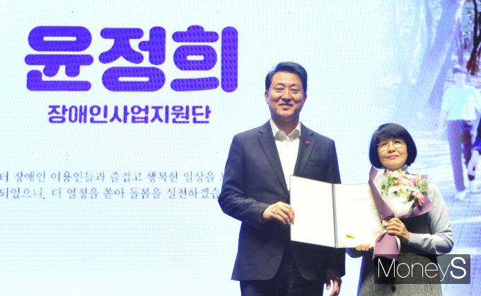 [머니S포토] 표창장 수여하는 오세훈 서울시장