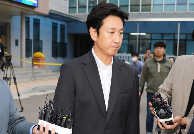 배우 이선균(48)에게 마약을 건넨 것으로 알려진 서울 강남 유흥업소 실장이 첫 공판에서 방송인 출신 작곡가 정다은(여·31) 등과 마약을 투약한 사실을 인정했다. 사진은 이씨가 지난 4일 오후 인천 남동구 인천 논현경찰서에서 2차 소환조사를 마치고 나서는 모습. /사진=뉴시스