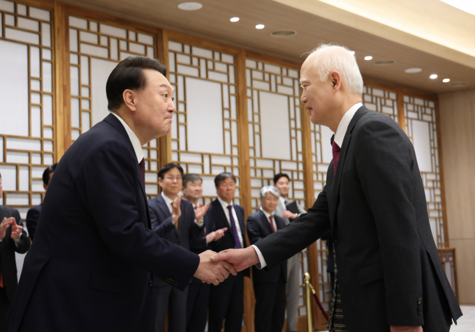 윤석열 대통령이 18일 서울 용산 대통령실 청사에서 열린 헌법재판소 재판관 임명장 수여식에 입장하며 정형식 헌법재판관과 인사하고 있다. /사진=뉴시스(대통령실통신사진기자단) 