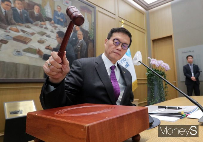 올해 마지막 기준금리를 결정하는 금융통화위원회 본회의가 30일 서울 중구 남대문로 한국은행에서 진행된 가운데 이창용 한은 총재가 의사봉을 두드리고 있다./사진=임한별 기자