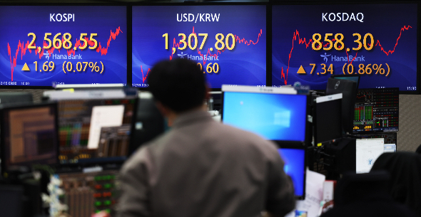 19일 오후 서울 중구 하나은행 딜링룸에서 직원이 업무를 보고 있다. /사진=뉴시스