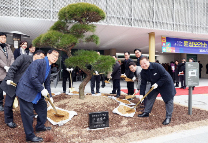 김경일 파주시장(오른쪽) 신축 운정보건소 개소식에서 기념식수를 하고있다. / 사진제공=파주시