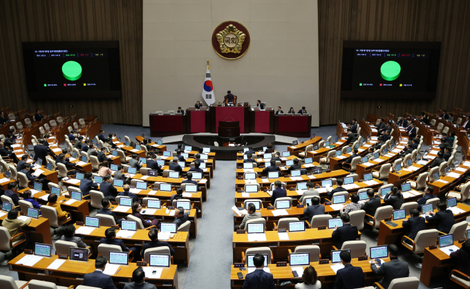 올해까지였던 지방세 특례를 연장하고 감면 사항을 확대·신설하는 지방세특례제한법이 20일 국회 본회의에서 통과됐다. 20일 오후 서울 여의도 국회에서 열린 제411회국회(임시회) 제1차 본회의에서 지방세기본법 일부개정법률안(대안)이 재적 298인, 재석 196인, 찬성 195인, 기권 1인으로 가결됐다. /사진=뉴시스