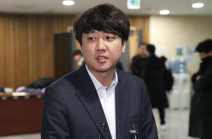 이준석 전 국민의힘 대표가 유튜브 생방송 중에 안철수 국민의힘 의원(경기 성남시분당구갑)을 향해 욕설을 해 논란이 일자 사죄했다. 이 전 대표가 지난 17일 서울 여의도 국회 의원회관에서 열린 새로운선택-세번째권력 공동창당대회에서 취재진들의 질문에 답하는 모습. /사진=뉴스1