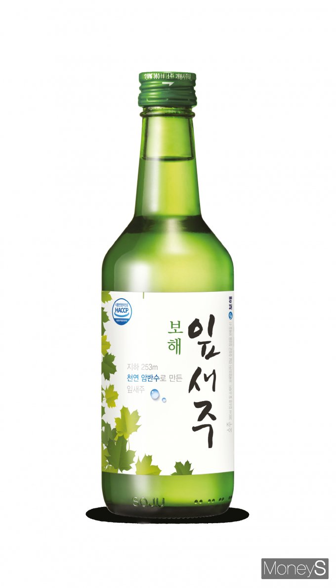  보해양조는 잎새주를 비롯한 소주 제품군의 출고가를 오는 22일부터 인하한다/사진=보해양조 제공.