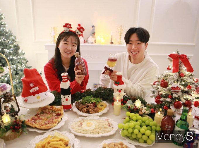 MZ세대들이 보해복분자주를 활용해 하이볼, 카테일 등을 즐기고 있다/사진=보해양조 제공.