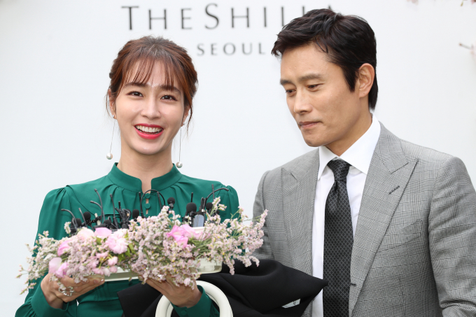 배우 이민정, 이병헌 부부가 건강한 딸을 출산했다. 사진은 지난 2019년 서울 중구 신라호텔에서 열리는 배우 이정현의 결혼식에 참석한 배우 이민정과 이병헌 부부. /사진=머니투데이