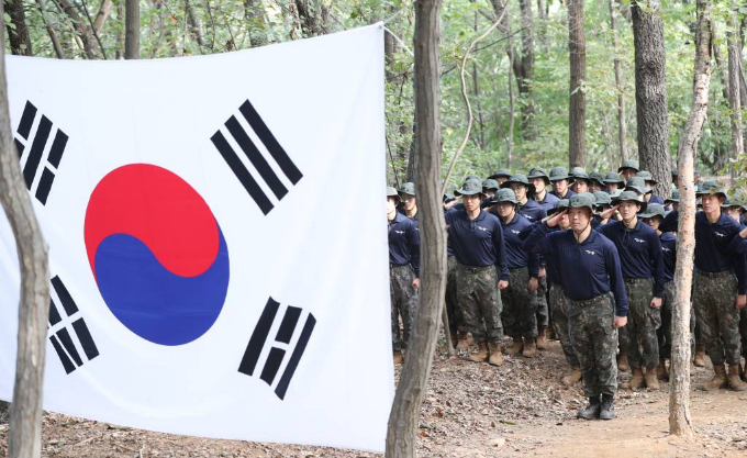 단기복무 후 전역 예정인 초급간부가 복무기간에 따라 구직 청원휴가를 쓸 수 있는 제도가 신설된다. 사진은 지난 10월11일 오전 경기 의왕시 모락산 일대에서 국방부 유해발국감식단과 육군 제51보병사단 장병들이 유해발굴에 앞서 경례를 하고 있는 모습. /사진=뉴스1 