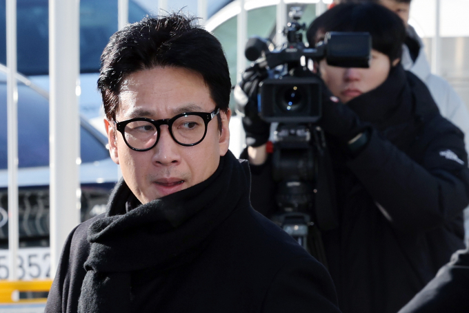 마약 투약 혐의를 받고 있는 배우 이선균씨가 23일 경찰에 출석했다.사진은 이날 소환조사를 받기 위해 경찰서 도착한 이선균의 모습. /사진=뉴스1